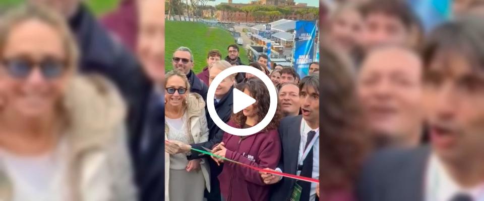 Atreju entra nel vivo. Arianna Meloni e Giovanni Donzelli tagliano il nastro (video)