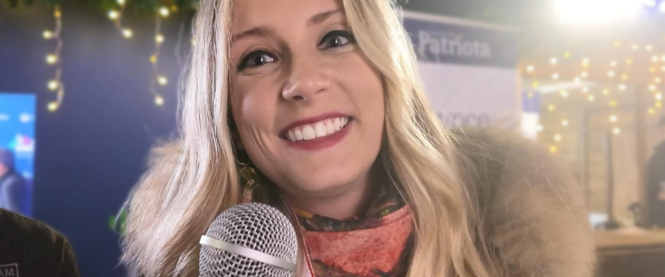 Intervista a Maria Grazia Di Maggio voce di Radio Atreju: “Raccontiamo la kermesse tra un dibattito e una canzone” (video)