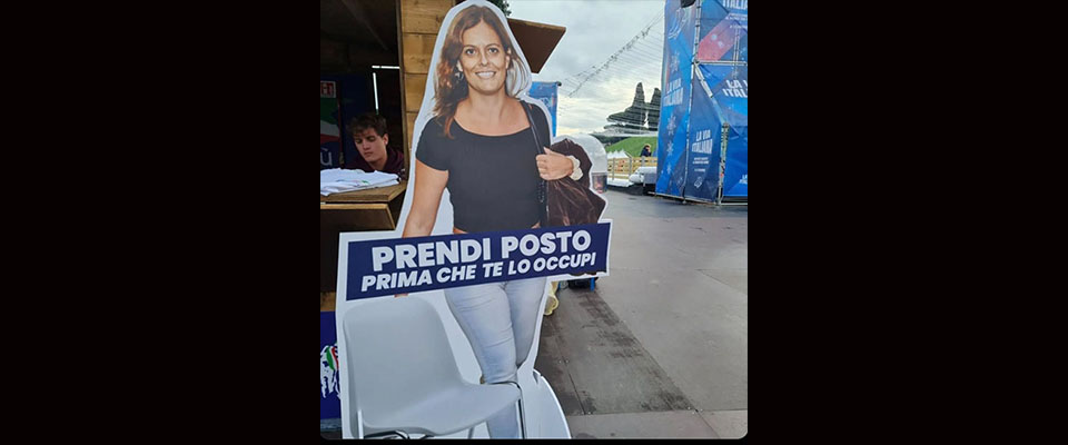 Lo strepitoso sfottò di Atreju a Ilaria Salis: “Prendi posto prima che lei te lo occupi…”