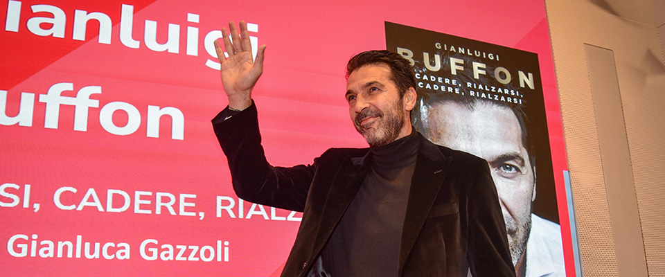 Gianluigi Buffon a Radio Deejay cita lo storico slogan missino: “Non restaurare, non rinnegare!”