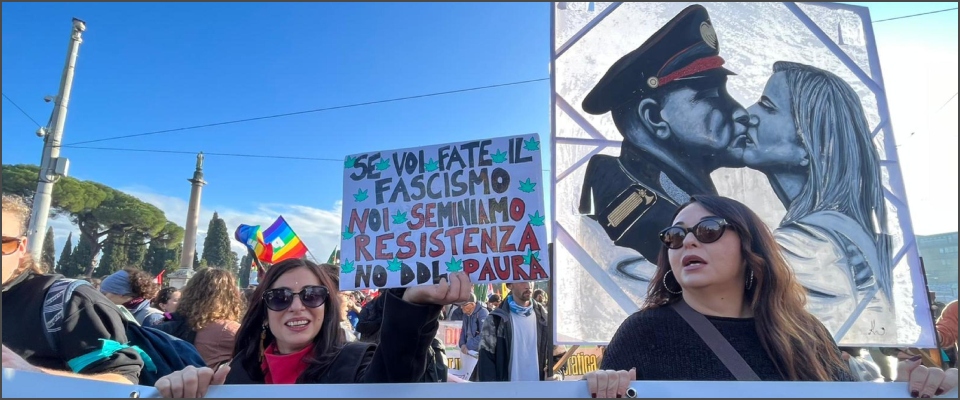 Ddl sicurezza, in piazza antifà con padelle e centri sociali con foto di Meloni che bacia Mussolini. Che pena…