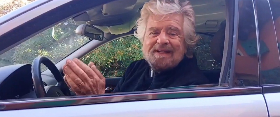 Grillo si sveglia e sul carro funebre fa il funerale al suo movimento. Ma lui dove stava?