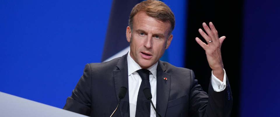 Macron sempre più solo, 6 francesi su 10 vogliono che si dimetta: la Francia gli volta le spalle