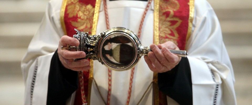 San Gennaro ha fatto il miracolo: il sangue si è sciolto. L’attesa dei napoletani e il rapporto con il patrono “faccia gialla” (video)