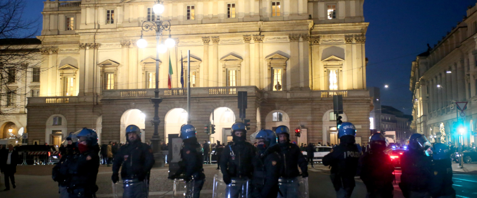 Prima della Scala, Milano in allerta per il corteo dei centri sociali. De Corato: Tollerati dal sindaco