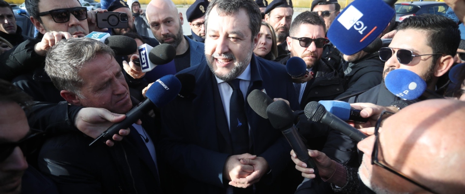 Salvini: “Entro in Aula orgoglioso, è una bella giornata”. I pm giocano l’ultima carta per silurarlo