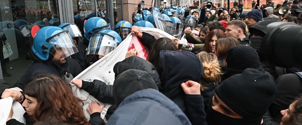 Sciopero, Torino in balia dei collettivi: lancio di uova a ogni tappa e scontri con la polizia (video)