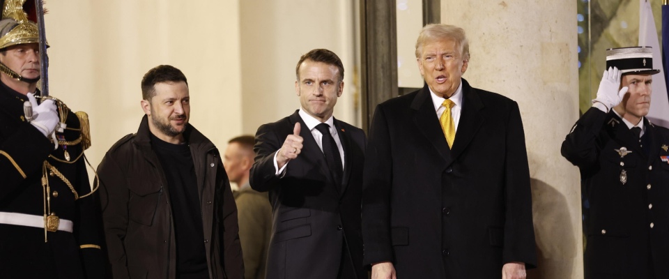 Macron fa incontrare Trump e Zelensky: cerca la pace nel mondo, ma la Francia resta nel caos