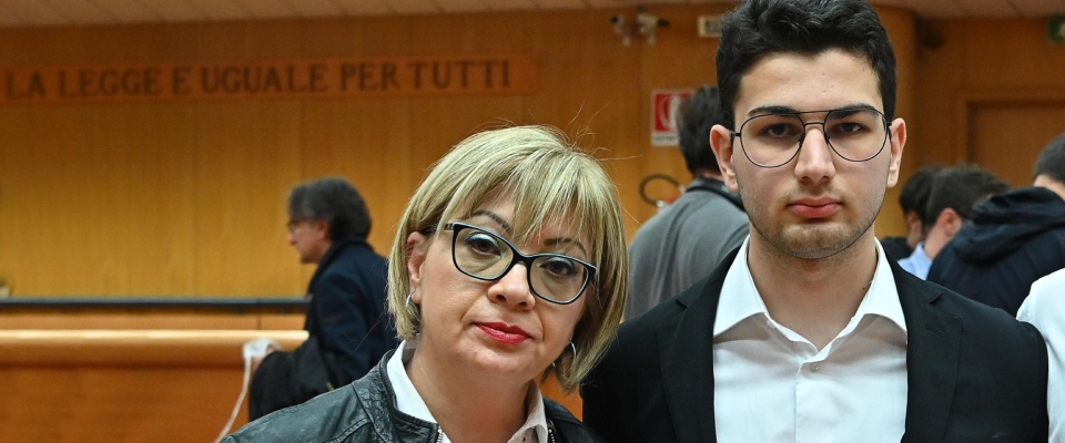 Uccise il padre per difendere la madre, assolto Alex Cotoia: “Ora spero di poter andare avanti con la mia vita”