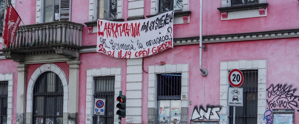 Askatasuna, oltre alla violenza il razzismo. I paladini dell’accoglienza scoperti a dare “la caccia al negro”