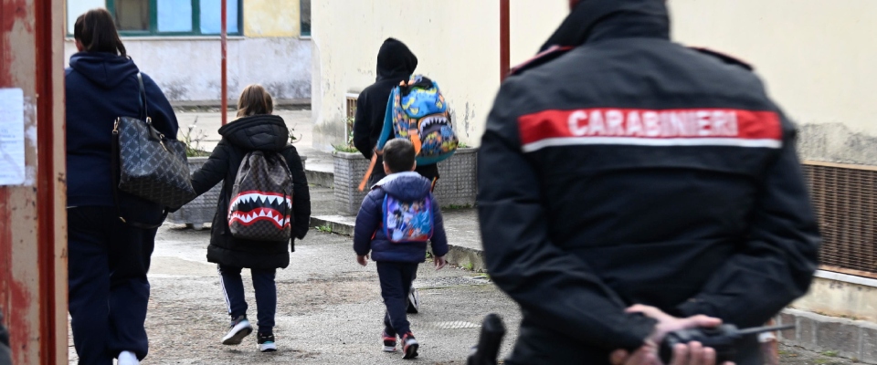 Arrestata la prof di Castellammare che era stata picchiata dalle mamme. L’accusa: violenza sessuale su minori