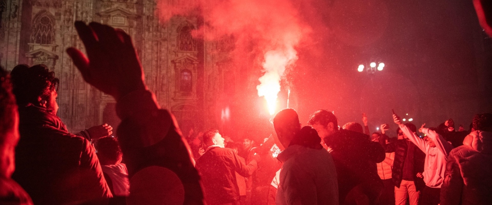 Abusi a Piazza Duomo, l’ipotesi choc del rituale islamico. Una vittima: “Circondata da 40 uomini”