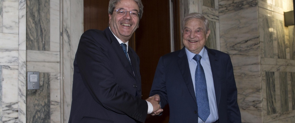 Gentiloni federatore del centrosinistra? Il curriculum è perfetto: dalle foto con Soros agli attacchi a Musk