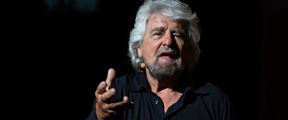 Grillo ottiene gratuitamente la gestione della spiaggia davanti alla sua villa: è polemica