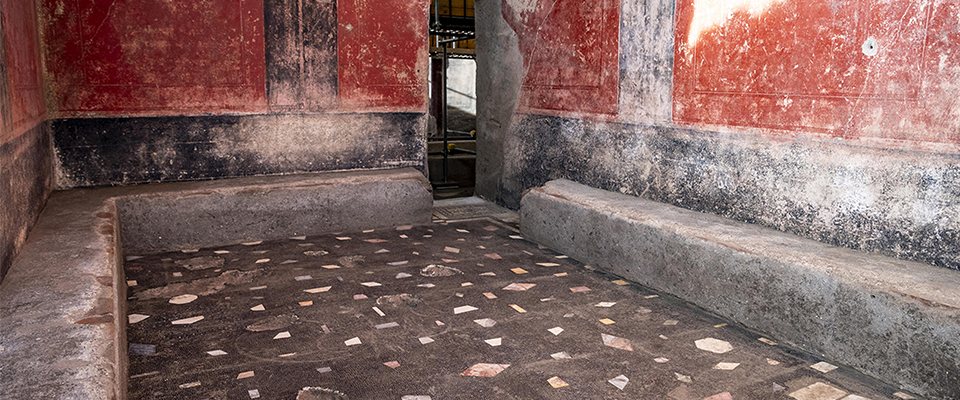 Un grande complesso termale all’interno di una domus privata, annesso ad un salone per banchetti, emerge nel cantiere di scavo in corso nell’insula 10 della Regio IX di Pompei. Il complesso rientra tra i più grandi e articolati settori termali privati finora noti nelle domus pompeiane in luce. Pochi altri esempi di queste dimensioni sono presenti a Pompei, tra questi le terme dei Praedia di Giulia Felice, quelle della Casa del Labirinto e della Villa di Diomede, 17 gennaio 2025