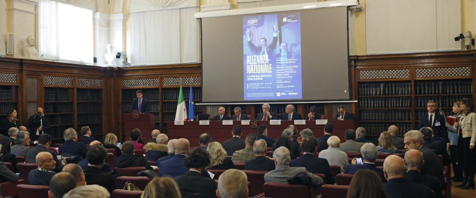 E Fini disse: “La nostalgia di An non serve”. Al convegno per i 30 anni di Fiuggi si parla di futuro