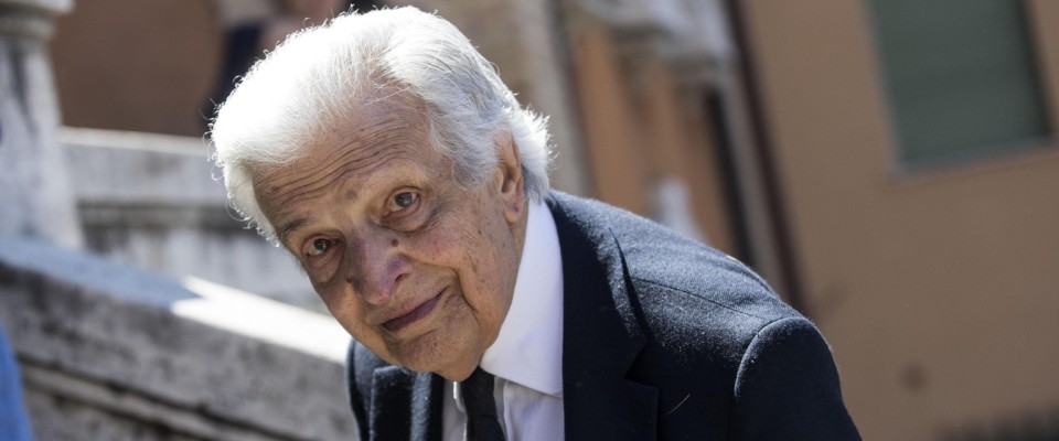 È morto Furio Colombo, una vita tra giornalismo, politica e famiglia Agnelli. Aveva 94 anni