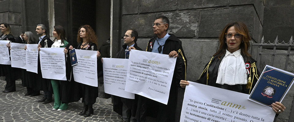 Anno giudiziario, iniziato il triste show dei magistrati. Clamoroso strappo tra toghe a Napoli