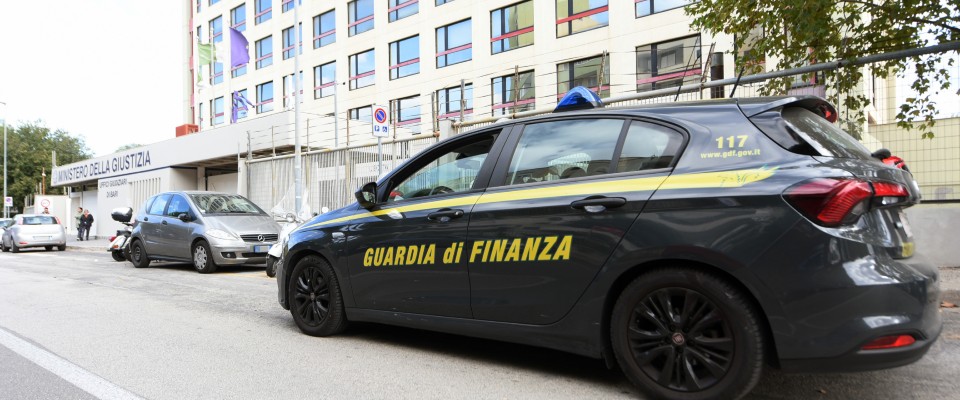 “Pezzotto” senza limiti: la Guardia di Finanza sequestra giocattoli col suo simbolo contraffatto