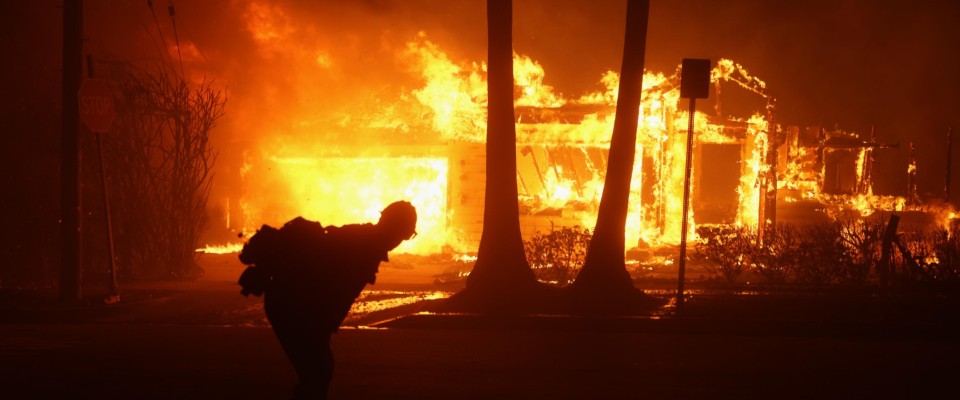 Inferno a Los Angeles per l’incendio scoppiato sulla collina dei vip: decine di migliaia gli evacuati (video)