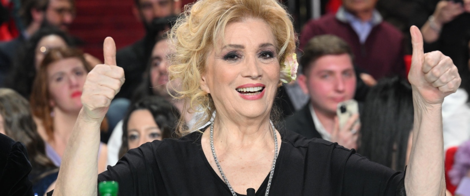 Iva Zanicchi, premio alla carriera e tifo per Meloni: “Può essere il proseguimento di Berlusconi”