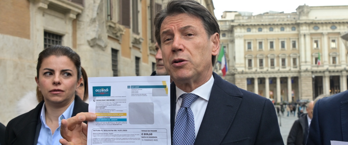 Caro bollette, la faccia tosta di Conte: parla di “decretino” e dimentica che la voragine in cassa si deve a Superbonus e Rdc