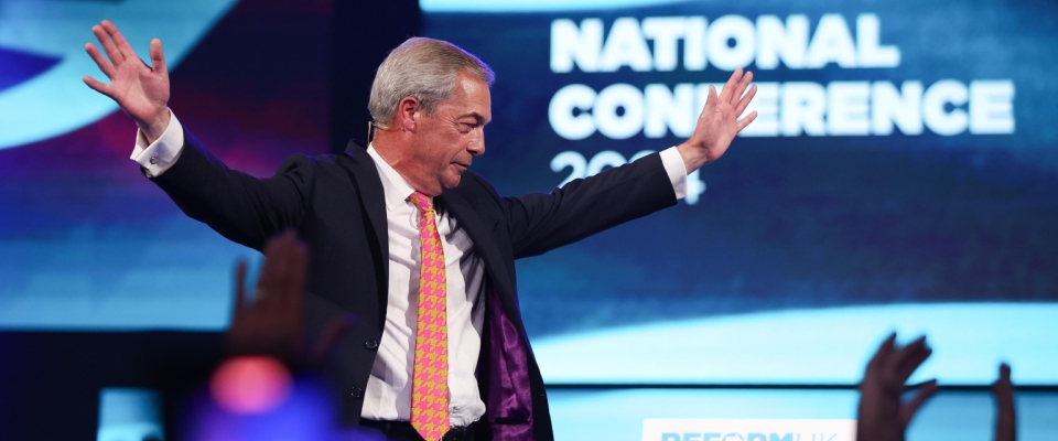 Anche il Regno Unito vede la svolta a destra: Farage per la prima volta in testa ai sondaggi