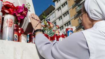 Il Papa rinuncia all’Angelus per la seconda domenica. Ma dal Gemelli continua a firmare nuove nomine