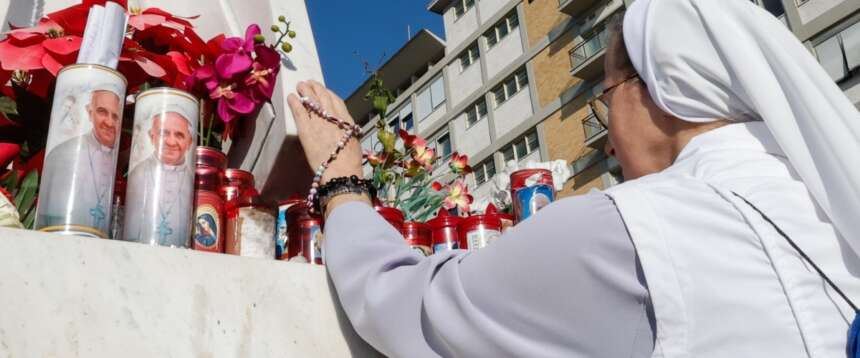 Il Papa rinuncia all’Angelus per la seconda domenica. Ma dal Gemelli continua a firmare nuove nomine