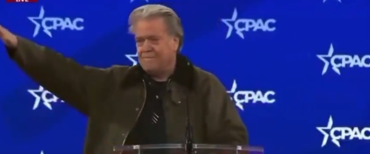 Saluto romano: scatta la Var antifascista sul braccio teso di Steve Bannon (video)