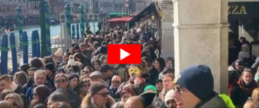 Venezia come Roccaraso? Il video della ressa di turisti per il Carnevale fa impazzire il web