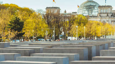 Berlino, sangue sul voto in Germania: accoltellato un uomo al memoriale dell’Olocausto (video)