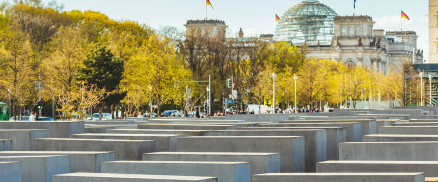 Berlino, sangue sul voto in Germania: accoltellato un uomo al memoriale dell’Olocausto (video)