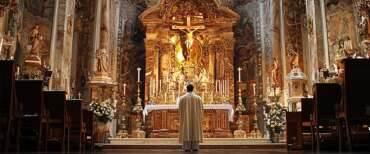 Finto prete confessava i fedeli nella Basilica di Pompei e li assolveva. Davanti al confessionale aveva la fila