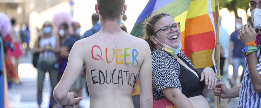 Lezioni “no gender” all’Università di Torino: comizi anti Meloni, deliri sessuali e una “imprevista” svastica…