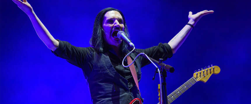 “Meloni pezzo di m… fascista e nazista!”. Compagni che insultano: a processo Brian Molko dei Placebo (video)