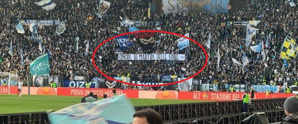 Uno striscione dei tifosi della Lazio per le Foibe, ma a Roma e Cagliari spuntano altri sfregi ai martiri