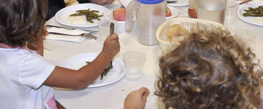 Polemica a Montevarchi (Arezzo) per il caso della ‘fettunta’, il pane con l’olio che viene servito come pasto sostitutivo in mensa a scuola agli alunni le cui famiglie sono morose nel pagare le quote ai figli