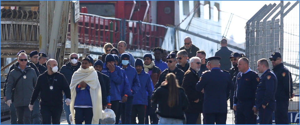 Migranti in Albania, e tre: i 43 rispediti indietro verso Bari. Stoccata Viminale: le Corti d’Appello rinviano per prendere tempo