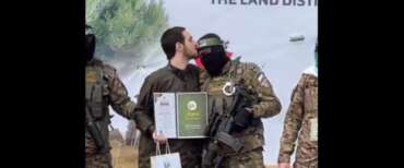 ostaggi liberati da Hamas, il video choc del prigioniero che bacia il carceriere