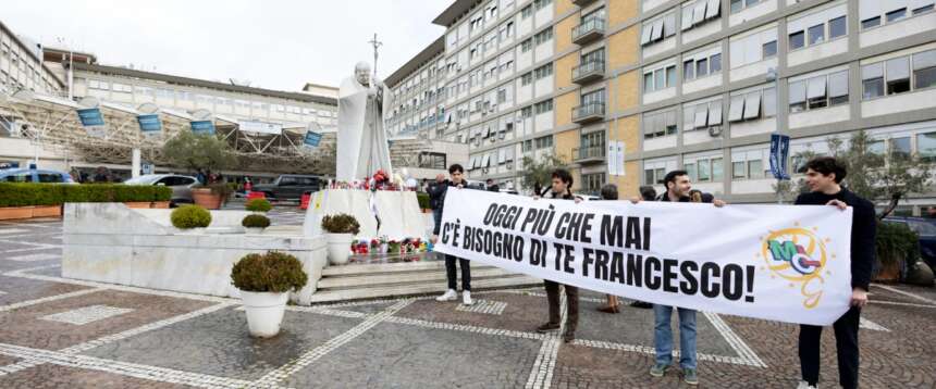 “Il Papa ha riposato bene tutta la notte”: condizioni stabili in un quadro grave. Preghiere e rosario no-stop per Bergoglio