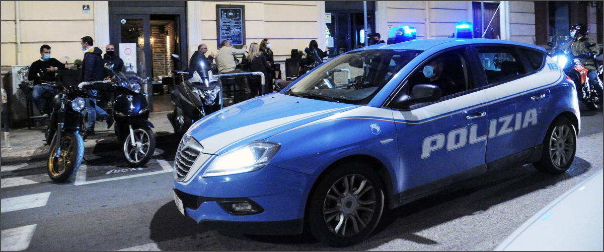 E due, ci risiamo: agenti di nuovo accerchiati al Quarticciolo. In 10 bloccano la volante per far scappare i pusher, ma…