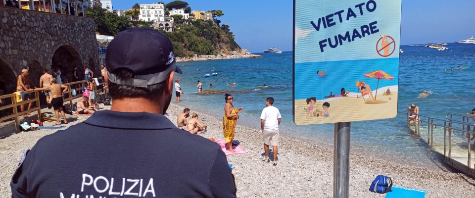 Estate senza sigarette in spiaggia: la norma “salutista” proposta dal M5s terrorizza i fumatori