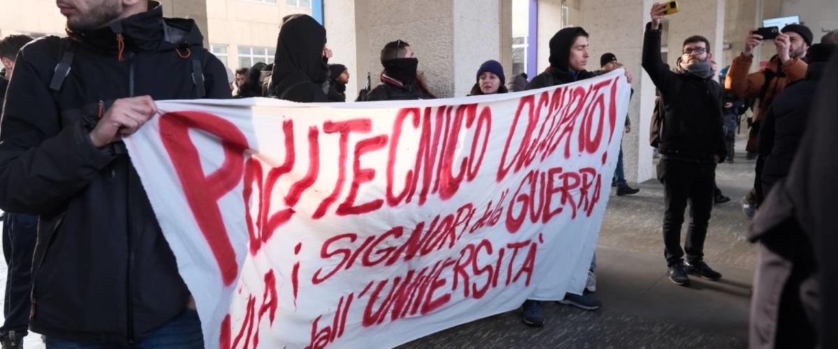 “Fuori Tajani dall’Università”, tensione con la polizia al Politecnico di Torino. Solito show dei collettivi (video)