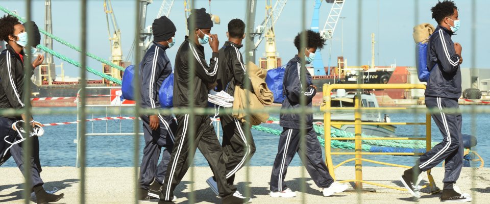 Migranti, torture e 11mila euro per arrivare in Italia: l’orrore dei trafficanti nell’inchiesta della Dda