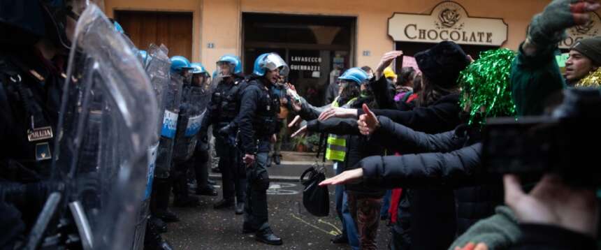 Scontri a Bologna tra antagonisti universitari e polizia. Bernini li incalza: “Protestano? Abbiamo dato fondi da record”