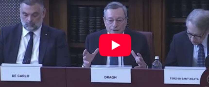 Draghi parla 2 ore e mezza in Senato, poi si lagna: “Guardate l’orologio, allora me ne vado” (video)