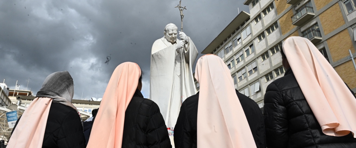 Dopo il grande spavento, una notte tranquilla: “Papa Francesco sta riposando”. Ma la prognosi resta più che mai riservata