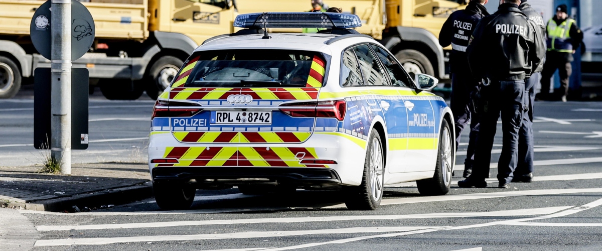 Terrore in Germania: auto si schianta sulla folla a Mannheim: 2 morti e 25 feriti. Città sotto assedio (video)