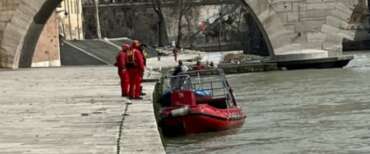 Giovane si tuffa nel Tevere e sparisce: ricerche disperate dei sommozzatori nel fiume